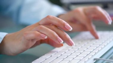 Klavyede yazarak işçisi kadın ofis ve inşaat vergi ile