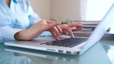 Klavyede yazarak işçisi kadın ofis ve inşaat vergi ile