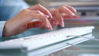 Klavyede yazarak işçisi kadın ofis ve inşaat vergi ile