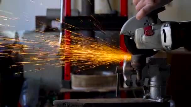 Máquina de moagem angular está cortando o metal — Vídeo de Stock