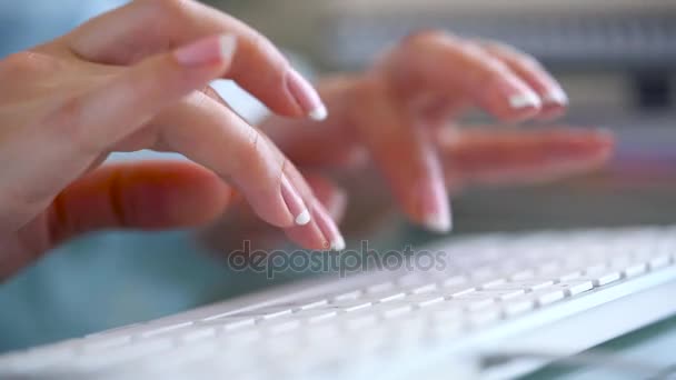 Kvinna kontorsarbetare att skriva på tangentbordet och fungerar med skatter — Stockvideo