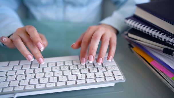 Женщина-офисный работник печатает на клавиатуре и работает с налогами — стоковое видео