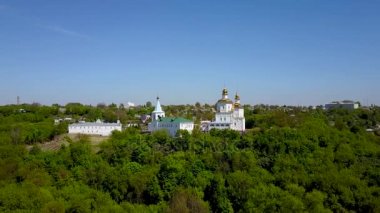Uçan küçük kilise bir tepede - hava uçuş yakınındaki