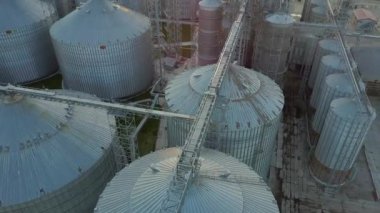 Uçuş tahıl ambarları ve asansörler bahar altında