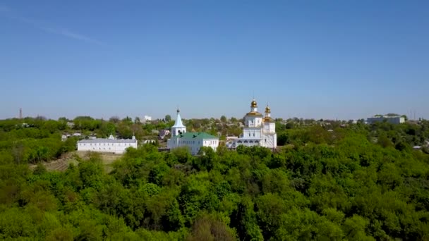 Полет рядом с маленькой церковью на холме - воздушный полет — стоковое видео