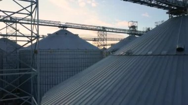 Uçuş tahıl ambarları ve asansörler bahar altında