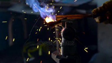 Metal yakın çekim için kaynak işlemi