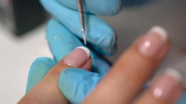 Güzellik salonunda manikür işlemi, kapatın.