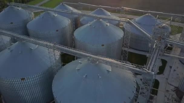 Vlucht onder graanschuren en liften in het voorjaar — Stockvideo