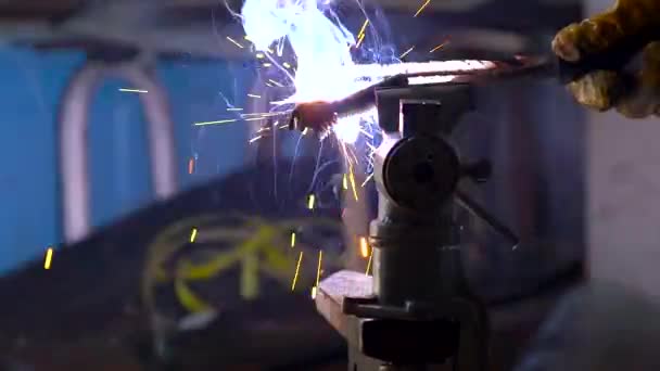 Proceso de soldadura para el primer plano de metal — Vídeos de Stock