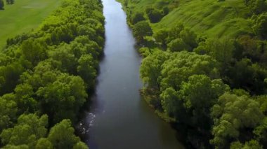 Uçuş Seim nehir, Ukrayna - ağaçlarıyla çevrili üzerinde hava videoya