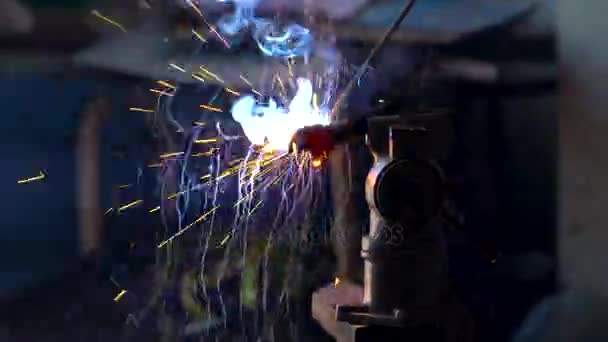 Svařovací proces pro kovové detail — Stock video
