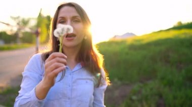 Güzellik kadın karahindiba günbatımı, yavaş hareket karşı esen