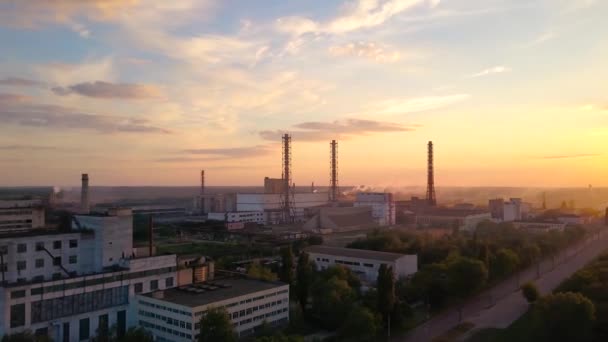 Luchtfoto videografie in de buurt van de chemische fabriek — Stockvideo