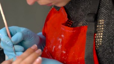 Güzellik salonunda manikür işlemi, kapatın.