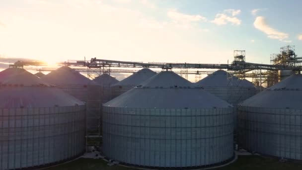 Vuelo bajo graneros y ascensores o almacenamiento de aceite al atardecer — Vídeo de stock