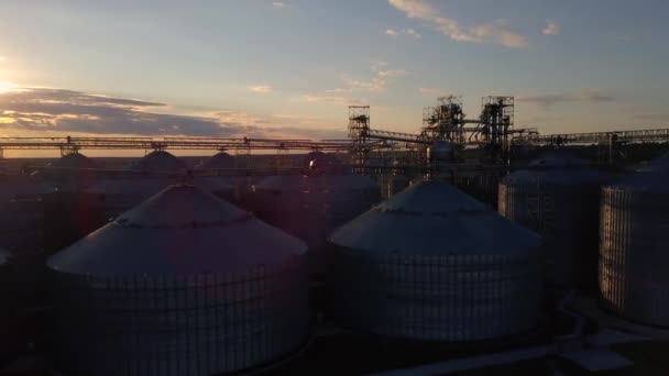 Flucht unter Getreidespeichern und Fahrstühlen oder Öllagerung bei Sonnenuntergang — Stockvideo