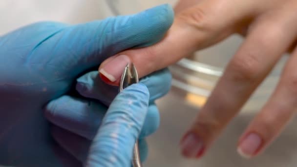 Manicure proces w salonie piękności, zbliżenie — Wideo stockowe