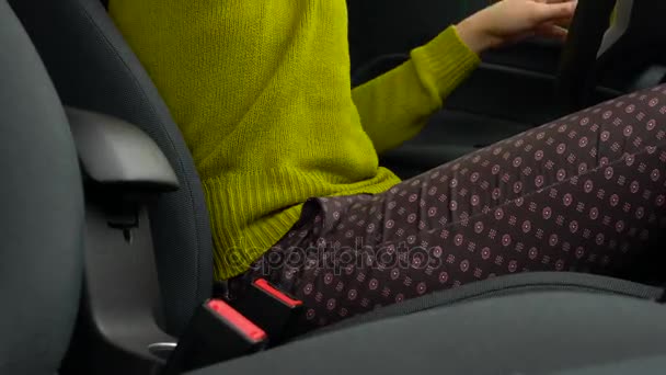 Mujer abrocharse el cinturón de seguridad del coche mientras está sentado dentro del vehículo antes de conducir — Vídeo de stock