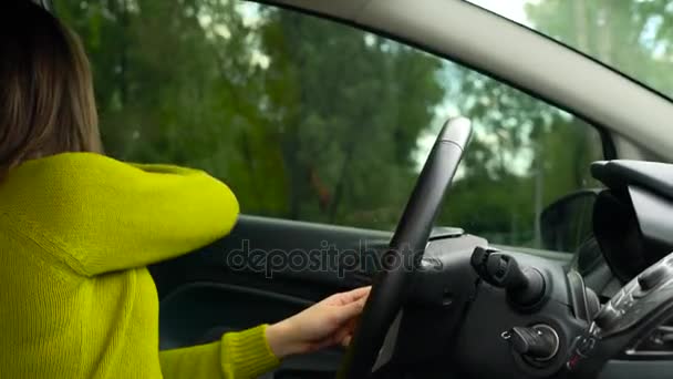 Mulher que fixa o cinto de segurança do carro enquanto se senta no interior do veículo antes de conduzir — Vídeo de Stock