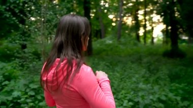 İçme suyu ve ormanda koşu sırasında istirahat kadın yavaş hareket