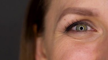 Makro yakın çekim göz yanıp sönen