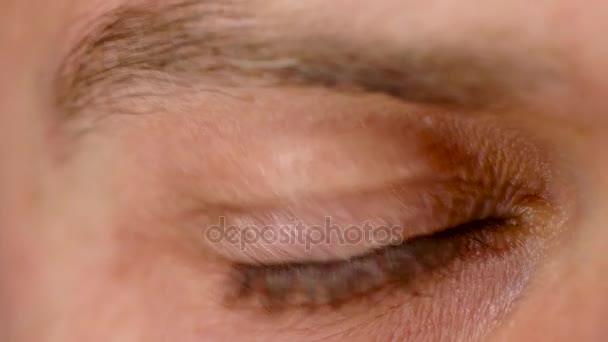 Mooie knipperende man eye close-up — Stockvideo