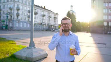 Smartphone üzerinde konuşmak ve sokakta yürürken suyu içme dostum