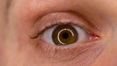 Güzel yanıp sönen erkek göz yakın çekim