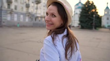 Kız şehir ve turistik fotoğraflarını alarak çevresinde bir film kamerası üzerinde yürüyor