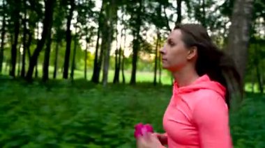 Kadın ormanda yavaş çalışır