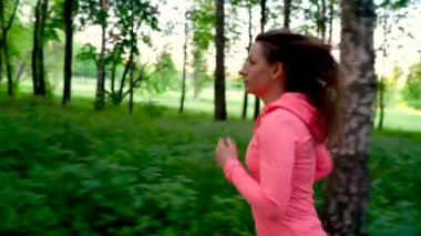 Kadın ormanda yavaş çalışır