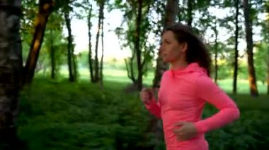 Kadın ormanda çalışır