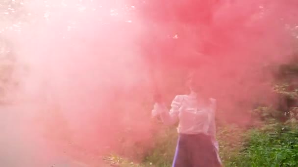 Kadın giysileri orman sallayarak renkli duman, yavaş hareket ile çalışır — Stok video