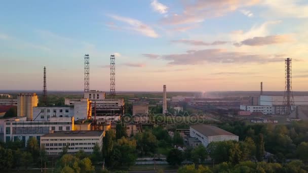 Luchtfoto videografie in de buurt van de chemische fabriek — Stockvideo