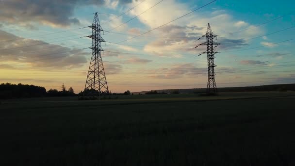 Πετώντας πάνω από το ηλεκτροφόρο καλώδιο στο ηλιοβασίλεμα — Αρχείο Βίντεο