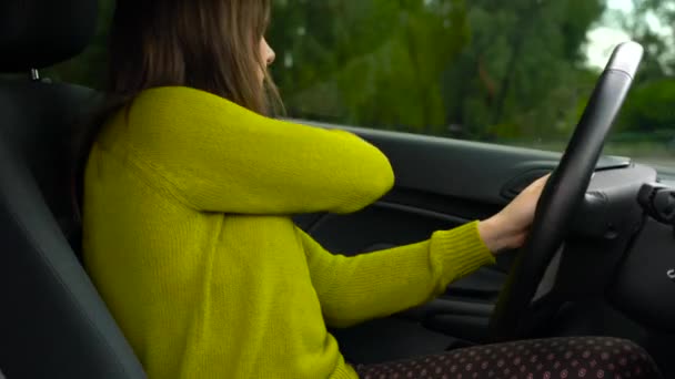 Mujer abrocharse el cinturón de seguridad del coche mientras está sentado dentro del vehículo antes de conducir — Vídeo de stock