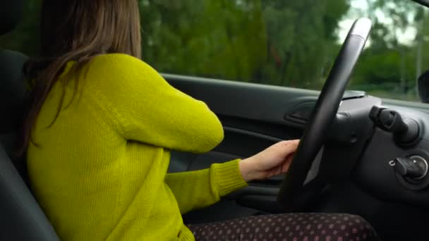 Женщина пристегивает ремень безопасности автомобиля, сидя внутри автомобиля перед вождением — стоковое видео