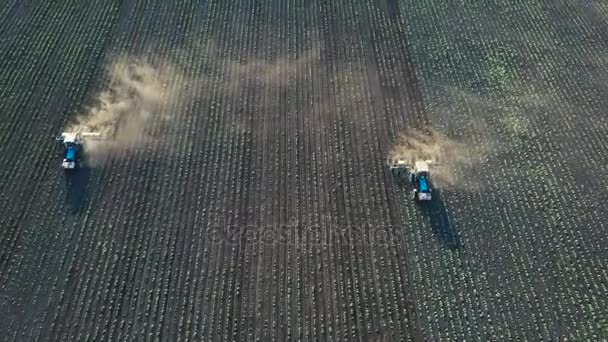 İki Traktörler gerçekleştirir sahaya tohum — Stok video