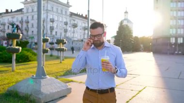 Smartphone üzerinde konuşmak ve sokakta yürürken suyu içme dostum