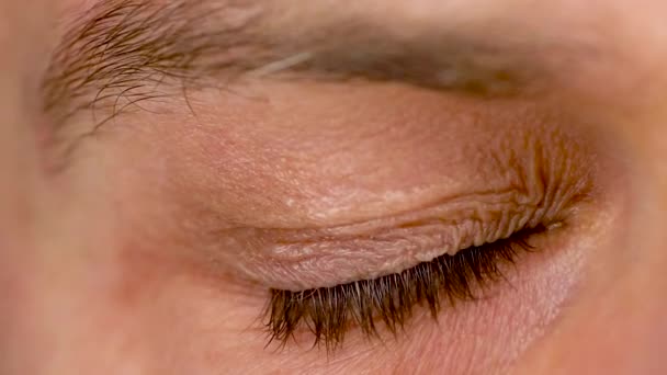 Beautiful blinking male eye close-up — Stock Video
