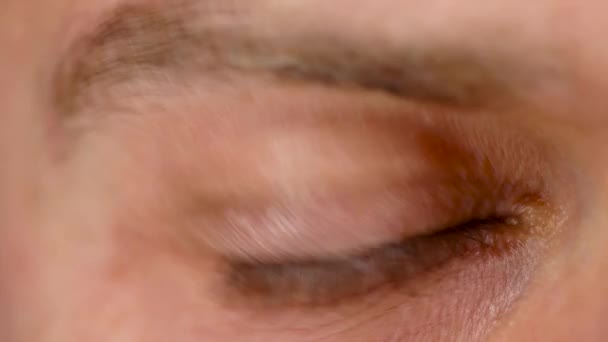 Красивый мигающий мужской глаз крупным планом — стоковое видео