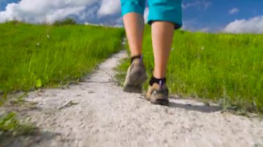 Turist kadının bacakları yakın çekim çizmeler. Hiking