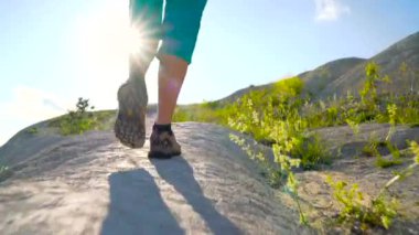 Turist kadının bacakları yakın çekim çizmeler. Hiking