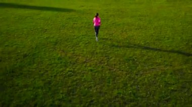 Kadın ishal yoluyla günbatımı, stadyumda görüntülemek en baştan