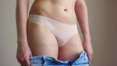 Genç kadın kot giyiyor