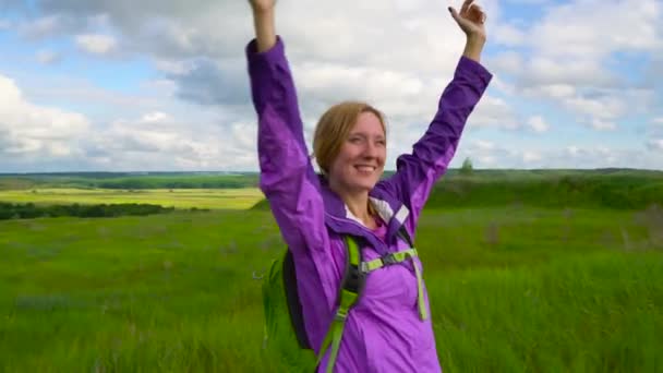 Frau wandert gern mit Rucksack über hügeliges Gelände. Wandern — Stockvideo