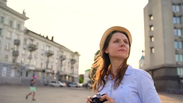 Kız şehir ve turistik fotoğraflarını alarak çevresinde bir film kamerası üzerinde yürüyor — Stok video