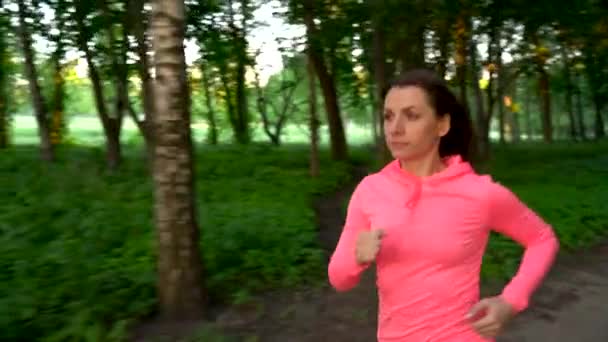 La femme court à travers la forêt, au ralenti — Video