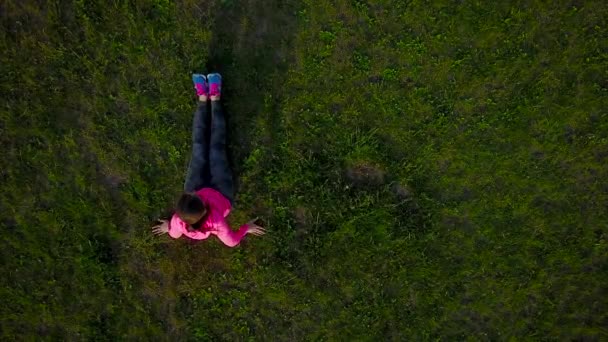 Fitness donna si riscalda e si estende allo stadio, vista dall'alto — Video Stock